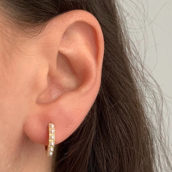 Faux pearl huggie earrings - Picture 2 of 3